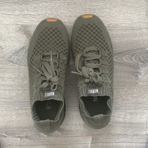 No Bull Army Green knot runners size 9.5W/8.5M